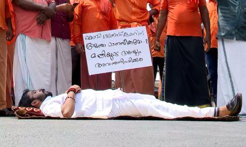 പായ വിരിച്ച് കിടന്ന് പ്രതിഷേധം; ഡ്രൈവിങ് ടെസ്റ്റ് ഇന്നും മുടങ്ങി പായ വിരിച്ച് കിടന്ന് പ്രതിഷേധം; ഡ്രൈവിങ് ടെസ്റ്റ് ഇന്നും മുടങ്ങി