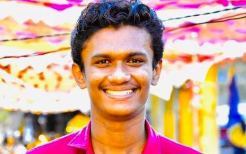 വ്യാജ സർട്ടിഫിക്കറ്റിന് നിഖിൽ എസ്എഫ്ഐ നേതാവിന് 2 ലക്ഷം രൂപ നൽകിയതായി പൊലീസ് വ്യാജ സർട്ടിഫിക്കറ്റിന് നിഖിൽ എസ്എഫ്ഐ നേതാവിന് 2 ലക്ഷം രൂപ നൽകിയതായി പൊലീസ്