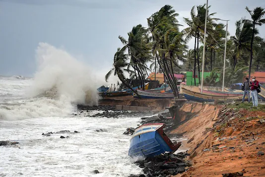 ടൗട്ടേ കേരളതീരം വിട്ടു, അതിതീവ്ര ചുഴലിക്കാറ്റായി ഗുജറാത്ത് തീരത്തേക്ക് ടൗട്ടേ കേരളതീരം വിട്ടു, അതിതീവ്ര ചുഴലിക്കാറ്റായി ഗുജറാത്ത് തീരത്തേക്ക്