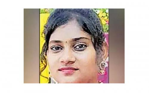 വെള്ളച്ചാട്ടം കാണാനെത്തിയ പെൺകുട്ടി മരക്കൊമ്പ് ഒടിഞ്ഞ് തലയിൽ വീണ് മരിച്ചു വെള്ളച്ചാട്ടം കാണാനെത്തിയ പെൺകുട്ടി മരക്കൊമ്പ് ഒടിഞ്ഞ് തലയിൽ വീണ് മരിച്ചു