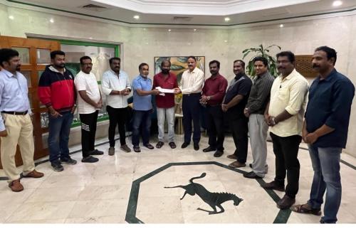 വിമാനടിക്കറ്റ് നൽകി സഹായിച്ചു വിമാനടിക്കറ്റ് നൽകി സഹായിച്ചു
