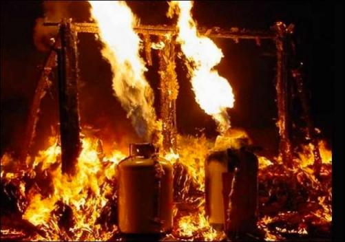 കണ്ണൂരിൽ ഗ്യാസ് സിലിണ്ടര്‍ ചോര്‍ന്ന് തീ പിടിത്തം; ഏഴ് പേര്‍ക്ക് പരിക്ക്, രണ്ട് പേരുടെ നില ഗുരുതരം