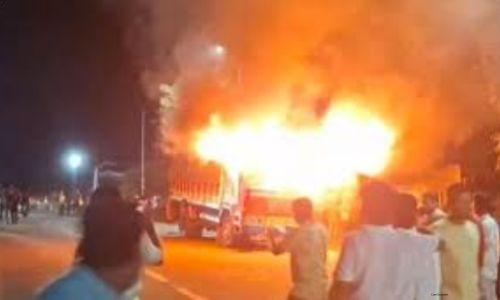 കർണാടകയിൽ ബീഫ് കടത്ത് ആരോപിച്ച് ലോറി കത്തിച്ചു; ഡ്രൈവർ ക്രൂര മർദ്ദനത്തിനിരയായി
