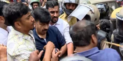 ശബരിമല സ്വർണകൊള്ള പ്രതിഷേധം; സന്ദീപ് വാര്യർ ഉൾപ്പെടെ 17 പ്രതികൾക്കും ജാമ്യമില്ല ശബരിമല സ്വർണകൊള്ള പ്രതിഷേധം; സന്ദീപ് വാര്യർ ഉൾപ്പെടെ 17 പ്രതികൾക്കും ജാമ്യമില്ല