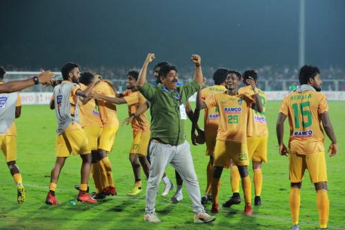 കേരളത്തിന് സന്തോഷ പെരുന്നാൾ ; പശ്ചിമബംഗാളിനെ തോല്പ്പിച്ച് സന്തോഷ് ട്രോഫി നേടി കേരളം കേരളത്തിന് സന്തോഷ പെരുന്നാൾ ; പശ്ചിമബംഗാളിനെ തോല്പ്പിച്ച് സന്തോഷ് ട്രോഫി നേടി കേരളം
