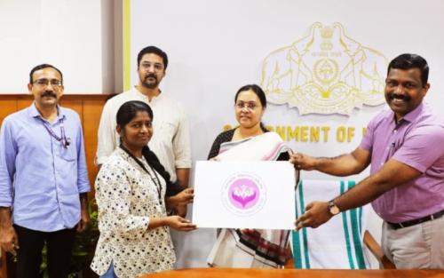 ജനകീയ ആരോഗ്യ കേന്ദ്രങ്ങളുടെ ലോഗോ പ്രകാശനം ചെയ്ത് മന്ത്രി വീണാ ജോര്ജ് ജനകീയ ആരോഗ്യ കേന്ദ്രങ്ങളുടെ ലോഗോ പ്രകാശനം ചെയ്ത് മന്ത്രി വീണാ ജോര്ജ്