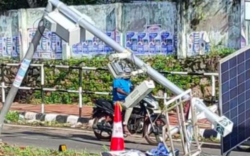 അടൂരിൽ ടിപ്പര് ലോറി എഐ കാമറ പോസ്റ്റ് ഇടിച്ച് തകര്ത്തു അടൂരിൽ ടിപ്പര് ലോറി എഐ കാമറ പോസ്റ്റ് ഇടിച്ച് തകര്ത്തു