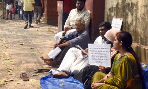 കോഴിക്കോട് ഐസിയു പീഡനക്കേസിൽ അതിജീവിതയുടെ സമരം റോഡിലേക്ക് കോഴിക്കോട് ഐസിയു പീഡനക്കേസിൽ അതിജീവിതയുടെ സമരം റോഡിലേക്ക്