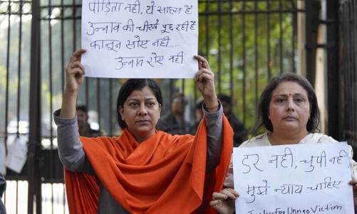 സെൻഗാറിന് ജാമ്യം: ഡൽഹി ഹൈക്കോടതിക്ക് മുന്നിൽ ഇരയുടെ കുടുംബത്തിന്റെ പ്രതിഷേധം