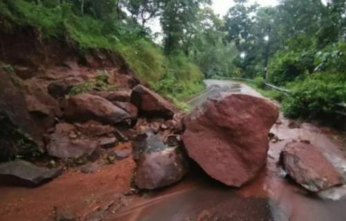 കോട്ടയത്തും പത്തനംതിട്ടയിലും ഉരുള്പൊട്ടല്: ആളുകളെ സാഹസികമായി രക്ഷപ്പെടുത്തി കോട്ടയത്തും പത്തനംതിട്ടയിലും ഉരുള്പൊട്ടല്: ആളുകളെ സാഹസികമായി രക്ഷപ്പെടുത്തി