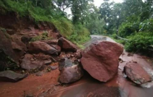 കോട്ടയത്തും പത്തനംതിട്ടയിലും ഉരുള്‍പൊട്ടല്‍: ആളുകളെ സാഹസികമായി രക്ഷപ്പെടുത്തി