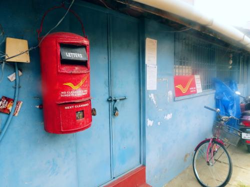 കത്തിലെ ഉള്ളടക്കം മറ്റൊരാൾക്ക് ചോർത്തി നൽകി; പോസ്റ്റ്മാനും സൂപ്രണ്ടിനും ലക്ഷം രൂപ പിഴ കത്തിലെ ഉള്ളടക്കം മറ്റൊരാൾക്ക് ചോർത്തി നൽകി; പോസ്റ്റ്മാനും സൂപ്രണ്ടിനും ലക്ഷം രൂപ പിഴ