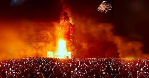 ഐടി നഗരത്തിൽ ആവേശം; 45 അടിയുള്ള പപ്പാഞ്ഞിയെ കത്തിച്ച് ടെക്കികളുടെ പുതുവത്സരാഘോഷം