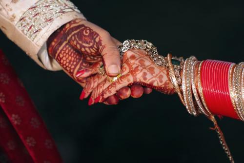 യുഎഇയിലെ പ്രവാസികൾ വിവാഹിതരാകുമ്പോൾ എമിറേറ്റ്സ് ഐഡി മാറ്റുകയോ പുതുക്കുകയോ ചെയ്യണം യുഎഇയിലെ പ്രവാസികൾ വിവാഹിതരാകുമ്പോൾ എമിറേറ്റ്സ് ഐഡി മാറ്റുകയോ പുതുക്കുകയോ ചെയ്യണം
