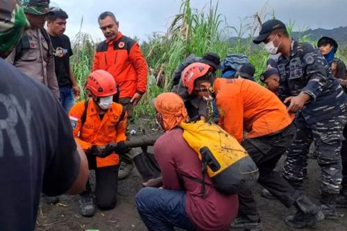 ഇന്തോനേഷ്യയിൽ അഗ്നിപർവ്വത സ്‌ഫോടനം: പർവ്വതാരോഹക കൊല്ലപ്പെട്ടു, രണ്ട് സിംഗപ്പൂർ സ്വദേശികളെ കാണാതായി