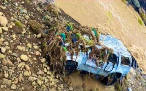 ഒമാനിൽ ശക്തമായ മഴ; വാദിയിൽ അകപ്പെട്ട് മൂന്ന് പേര് മരിച്ചു ഒമാനിൽ ശക്തമായ മഴ; വാദിയിൽ അകപ്പെട്ട് മൂന്ന് പേര് മരിച്ചു