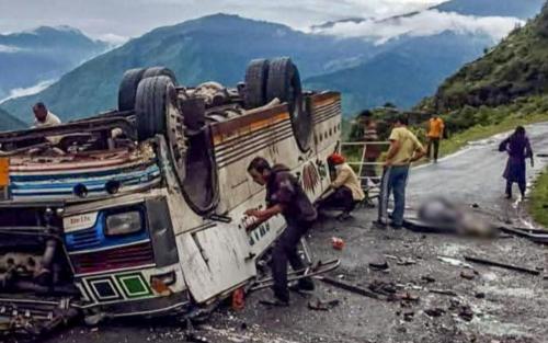 ഹിമാചൽ പ്രദേശിൽ സ്വകാര്യ ബസ് താഴ്ചയിലേക്ക് മറിഞ്ഞ് ഏഴ് മരണം