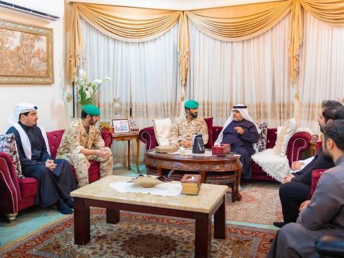 ഇറാൻ ആക്രമണത്തിൽ മരിച്ച സ്വദേശിയുടെ കുടുംബത്തെ സന്ദർശിച്ച് ഷെയ്ഖ് നാസർ; രാജാവിന്റെ അനുശോചനം അറിയിച്ചു