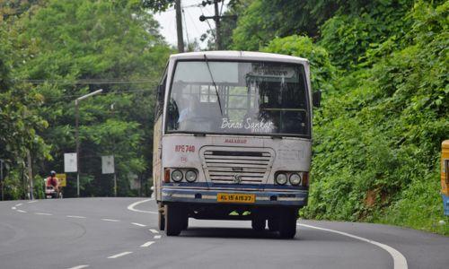 പ്രിയദർശിനി സൗജന്യ യാത്രാ പദ്ധതി: ബസ് സർവീസുകൾ നിർത്തിവെച്ച് കോൺഗ്രസ് നേതാവ്