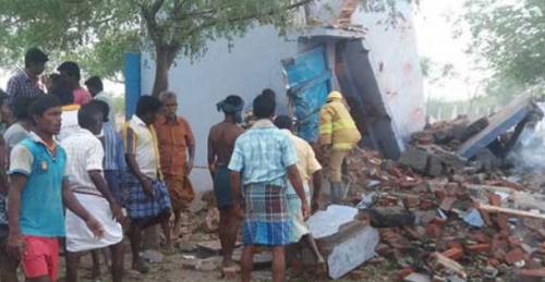 തമിഴ്നാട് പടക്കനിർമാണശാലയിലെ പൊട്ടിത്തെറിയിൽ അഞ്ച് പേർ മരിച്ച സംഭവത്തിൽ ഉടമ അറസ്റ്റിൽ തമിഴ്നാട് പടക്കനിർമാണശാലയിലെ പൊട്ടിത്തെറിയിൽ അഞ്ച് പേർ മരിച്ച സംഭവത്തിൽ ഉടമ അറസ്റ്റിൽ