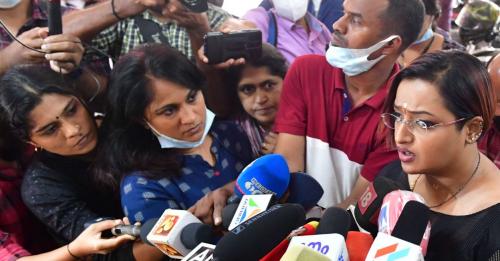 മുഖ്യമന്ത്രിക്ക് വേണ്ടി മൊഴിമാറ്റി പറയാൻ ഒരാൾ തന്നെ സമീപിച്ചു; ശബ്ദരേഖ കയ്യിലുണ്ടെന്ന് സ്വപ്ന സുരേഷ് മുഖ്യമന്ത്രിക്ക് വേണ്ടി മൊഴിമാറ്റി പറയാൻ ഒരാൾ തന്നെ സമീപിച്ചു; ശബ്ദരേഖ കയ്യിലുണ്ടെന്ന് സ്വപ്ന സുരേഷ്