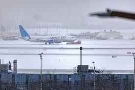 അമേരിക്കയിൽ മഞ്ഞുകടുക്കുന്നു; 1500-ലധികം വിമാനങ്ങൾ റദ്ദാക്കി, യാത്രാദുരിതം