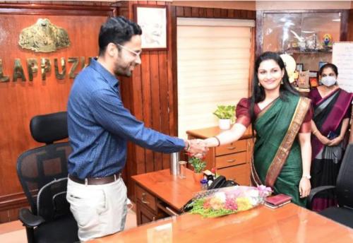 പ്രതിഷേധങ്ങൾക്കിടെ ശ്രീറാം വെങ്കിട്ടരാമൻ ആലപ്പുഴ ജില്ലാകളക്ടറായി ചുമതലയേറ്റു പ്രതിഷേധങ്ങൾക്കിടെ ശ്രീറാം വെങ്കിട്ടരാമൻ ആലപ്പുഴ ജില്ലാകളക്ടറായി ചുമതലയേറ്റു