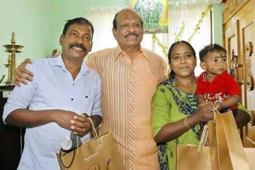 തന്റെ ജീവൻ രക്ഷിച്ച കുടുംബത്തിന് എം എ യൂസഫലിയുടെ സ്നേഹ സമ്മാനം തന്റെ ജീവൻ രക്ഷിച്ച കുടുംബത്തിന് എം എ യൂസഫലിയുടെ സ്നേഹ സമ്മാനം
