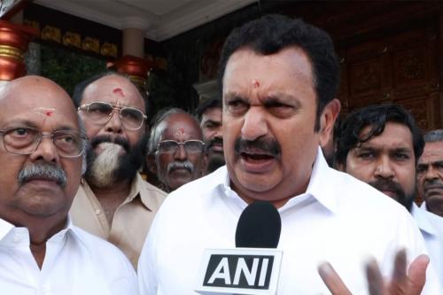 മുഖ്യമന്ത്രിയെ തീരുമാനിക്കുന്നത് ഫ്ലക്സിന്റെ വലുപ്പം നോക്കിയല്ല; ജനവികാരം കണക്കിലെടുക്കുമെന്ന് കെ. മുരളീധരൻ