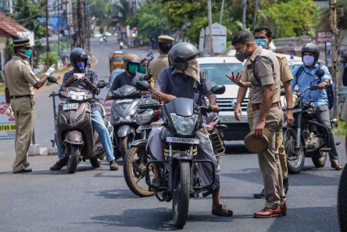 കൊവിഡ് പരിശോധന: ജനങ്ങളോട് പൊലീസ് അപമര്യാദയായി പെരുമാറരുതെന്ന് ഹൈക്കോടതി കൊവിഡ് പരിശോധന: ജനങ്ങളോട് പൊലീസ് അപമര്യാദയായി പെരുമാറരുതെന്ന് ഹൈക്കോടതി