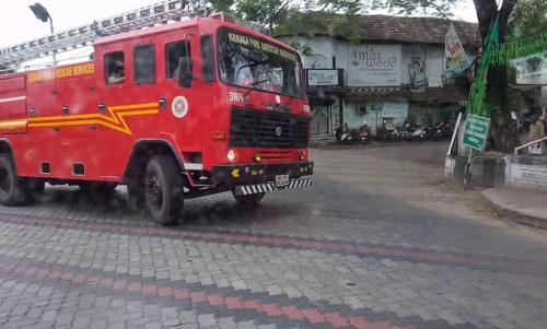 ഫയർ ഫോഴ്സിന്റെ മോക്ഡ്രില്ലിനിടെ നാട്ടുകാരൻ അപകടത്തിൽപെട്ടു ഫയർ ഫോഴ്സിന്റെ മോക്ഡ്രില്ലിനിടെ നാട്ടുകാരൻ അപകടത്തിൽപെട്ടു