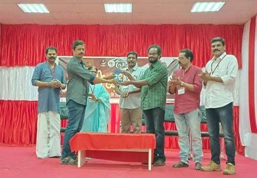നാസർ മുതുകാടിന്റെ പെണ്ണൊരുത്തി എന്ന നോവലിന്റെ മൂന്നാം പതിപ്പിന്റെ ഗൾഫ് പ്രകാശനം നടന്നു നാസർ മുതുകാടിന്റെ പെണ്ണൊരുത്തി എന്ന നോവലിന്റെ മൂന്നാം പതിപ്പിന്റെ ഗൾഫ് പ്രകാശനം നടന്നു