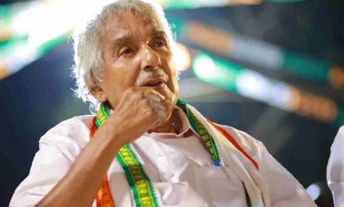 മുന് മുഖ്യമന്ത്രി ഉമ്മന് ചാണ്ടിയെ വിദഗ്ധ ചികിത്സയ്ക്കായി ബംഗലൂരുവിലേക്ക് മാറ്റി മുന് മുഖ്യമന്ത്രി ഉമ്മന് ചാണ്ടിയെ വിദഗ്ധ ചികിത്സയ്ക്കായി ബംഗലൂരുവിലേക്ക് മാറ്റി