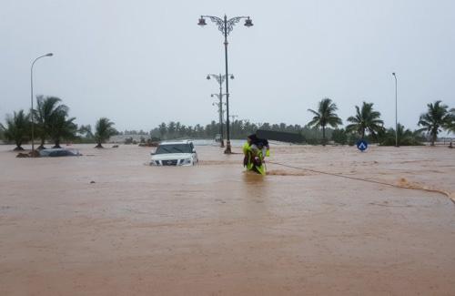 ഒമാനില് കനത്ത മഴ; ജനങ്ങള് ജാഗ്രത പാലിക്കണമെന്ന് നിർദ്ദേശം ഒമാനില് കനത്ത മഴ; ജനങ്ങള് ജാഗ്രത പാലിക്കണമെന്ന് നിർദ്ദേശം