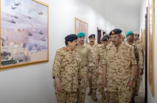 സൈനിക ഉദ്യോഗസ്ഥരുമായി കൂടിക്കാഴ്ച നടത്തി ബഹ്‌റൈൻ രാജാവ്