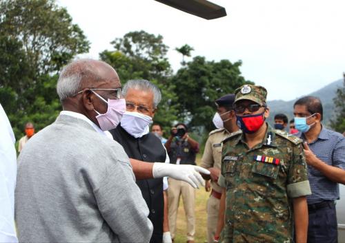 മുഖ്യമന്ത്രിയും ഗവർണറും പെട്ടിമുടി സന്ദർശിച്ചു മുഖ്യമന്ത്രിയും ഗവർണറും പെട്ടിമുടി സന്ദർശിച്ചു