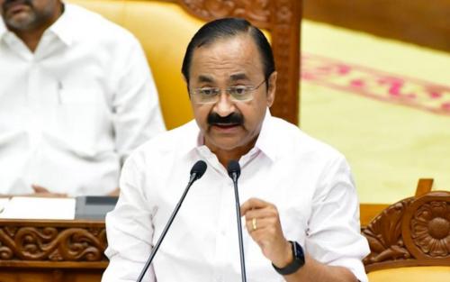 പ്രവാസികളുടെ ആനുകൂല്യങ്ങൾ മുടങ്ങില്ലെന്നും വിമാനക്കമ്പനികളുടെ കൊള്ള അവസാനിപ്പിക്കാൻ കേന്ദ്രത്തിൽ സമ്മർദ്ദം തുടരുമെന്നും മുഖ്യമന്ത്രി