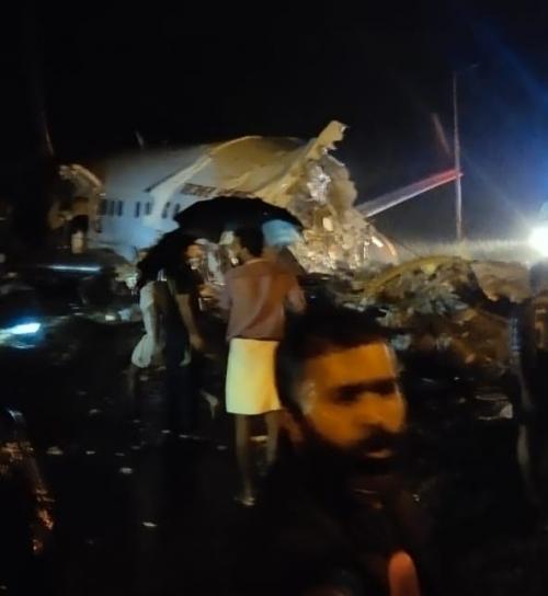 കരിപ്പൂരില്‍ വിമാനം റണ്‍വേയിൽ നിന്ന് തെന്നിമാറി അപകടം; പൈലറ്റടക്കം മൂന്ന് പേര്‍ മരിച്ചുവെന്ന് പ്രാഥമിക വിവരം; നിരവധിയാളുകള്‍ക്ക് പരുക്ക്