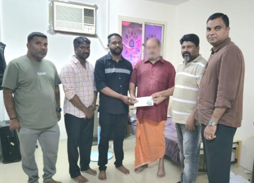 അസുഖബാധിതനായ കൊല്ലം സ്വദേശിക്ക് യാത്രാ ടിക്കറ്റ് നൽകി കൊല്ലം പ്രവാസി അസോസിയേഷൻ