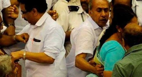 സ്ത്രീത്വത്തെ അപമാനിച്ചുവെന്ന പരാതി; 4 യുഡിഎഫ് എംഎല്‍എമാര്‍ക്ക് എതിരെ കേസ്