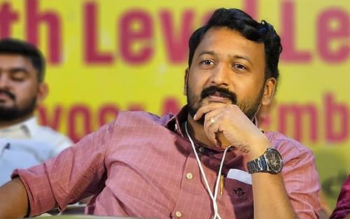 അടൂരിൽ ഡിവൈഎഫ്ഐ-യൂത്ത് കോൺഗ്രസ് സംഘർഷം; രാഹുൽ മാങ്കൂട്ടത്തിൽ ഒന്നാം പ്രതിയായി കേസ് എടുത്തു