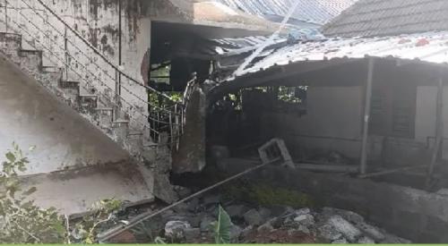 പെരുമ്പാവൂരിൽ രണ്ടുനില വീട് ഇടിഞ്ഞുതാഴ്ന്നു; പതിമൂന്നുകാരൻ മരിച്ചു പെരുമ്പാവൂരിൽ രണ്ടുനില വീട് ഇടിഞ്ഞുതാഴ്ന്നു; പതിമൂന്നുകാരൻ മരിച്ചു