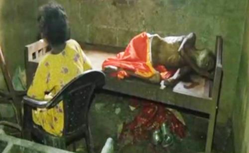 മുണ്ടക്കയത്ത് മകൻ മാതാപിതാക്കളെ ഭക്ഷണവും മരുന്നും നൽകാതെ പൂട്ടിയിട്ടു: പിതാവ് മരിച്ചു  