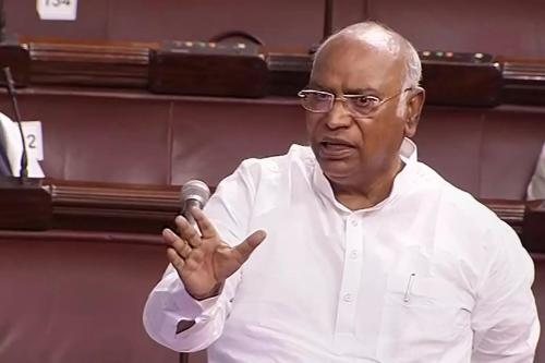 ഒരാൾക്ക് ഒരു പദവി: മല്ലികാർജുൻ ഖാർഗെ രാജ്യസഭാ പ്രതിപക്ഷ നേതാവ് സ്ഥാനം രാജിവച്ചു ഒരാൾക്ക് ഒരു പദവി: മല്ലികാർജുൻ ഖാർഗെ രാജ്യസഭാ പ്രതിപക്ഷ നേതാവ് സ്ഥാനം രാജിവച്ചു