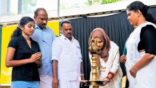 നിലവിളക്ക് കൊളുത്തി ഫാത്തിമ തഹ്‌ലിയ; സാംസ്കാരിക പാരമ്പര്യവും മതവിലക്കും നേർക്കുനേർ, വിവാദം കത്തുന്നു