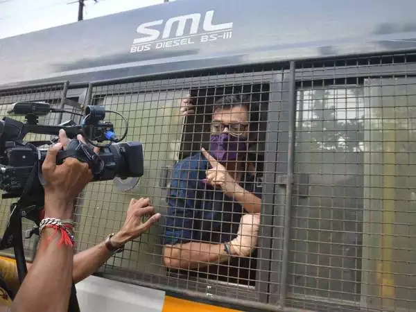 അർണബിന്റെ ഹർജി നാളത്തേക്ക് മാറ്റി: ജുഡീഷ്യൽ കസ്റ്റഡിയിൽ തുടരും