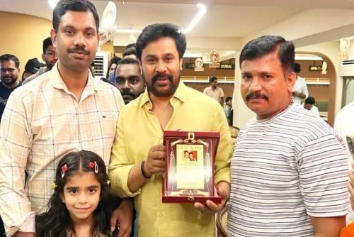 ദിലീപിന് ബഹ്റൈൻ ലാൽ കെയേഴ്സിന്റെ സ്നേഹോപഹാരം ദിലീപിന് ബഹ്റൈൻ ലാൽ കെയേഴ്സിന്റെ സ്നേഹോപഹാരം