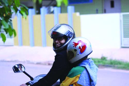 ഹെൽമറ്റ് ധരിക്കാത്ത പിൻസീറ്റ് യാത്രക്കാർക്കും പിടിവീഴും; നിയമം പ്രാബല്യത്തിൽ