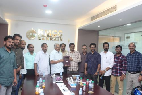 കെ.എം.സി.സി ലൈബ്രറിയിലേക്ക് ഫ്രന്റ്സ് സോഷ്യൽ അസോസിയേഷൻ പുസ്തകങ്ങൾ നൽകി കെ.എം.സി.സി ലൈബ്രറിയിലേക്ക് ഫ്രന്റ്സ് സോഷ്യൽ അസോസിയേഷൻ പുസ്തകങ്ങൾ നൽകി