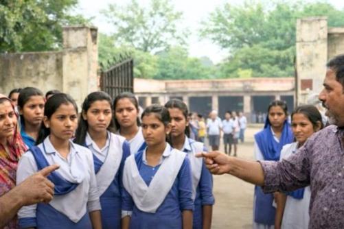 യുപിയിൽ പെൺകുട്ടികൾക്ക് പ്രവേശനം നിഷേധിച്ച് സർക്കാർ കോളേജ്; വിചിത്ര നടപടി ടോയ്‌ലറ്റില്ലാത്തതിന്റെ പേരിൽ